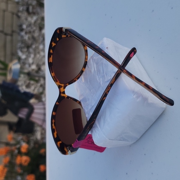 BETSEY JOHNSON SUNGLASSES - Picture 3 of 6